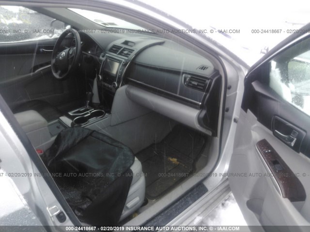 4T4BF1FK8CR248517 - 2012 TOYOTA CAMRY SE/LE/XLE 银色 照片 5