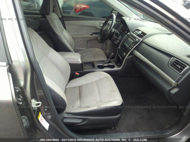 4T1BF1FK5GU561993 - 2016 TOYOTA CAMRY LE/XLE/SE/XSE GRAY photo 5