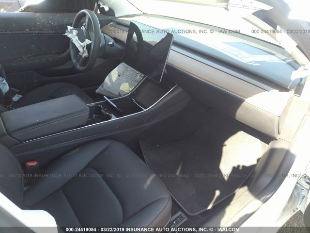 5YJ3E1EAXJF034410 - 2018 TESLA MODEL 3 WHITE photo 5