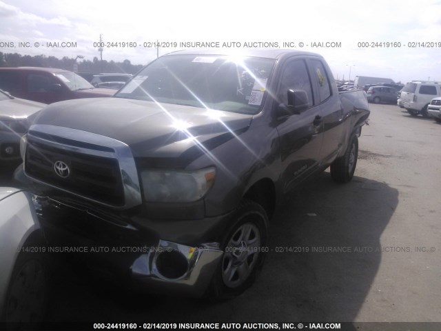 5TFRM5F15AX019032 - 2010 TOYOTA TUNDRA DOUBLE CAB SR5 GRAY photo 2