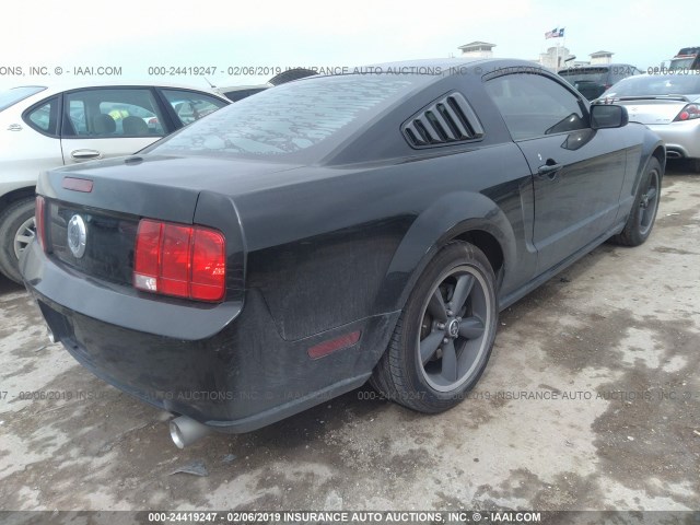 1ZVHT82HX85159065 - 2008 FORD MUSTANG GT BLACK photo 4