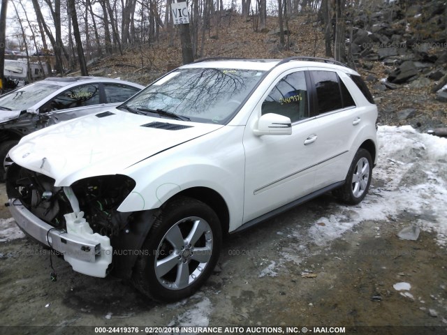 4JGBB8GB2BA679609 - 2011 MERCEDES-BENZ ML 350 4MATIC WHITE photo 2