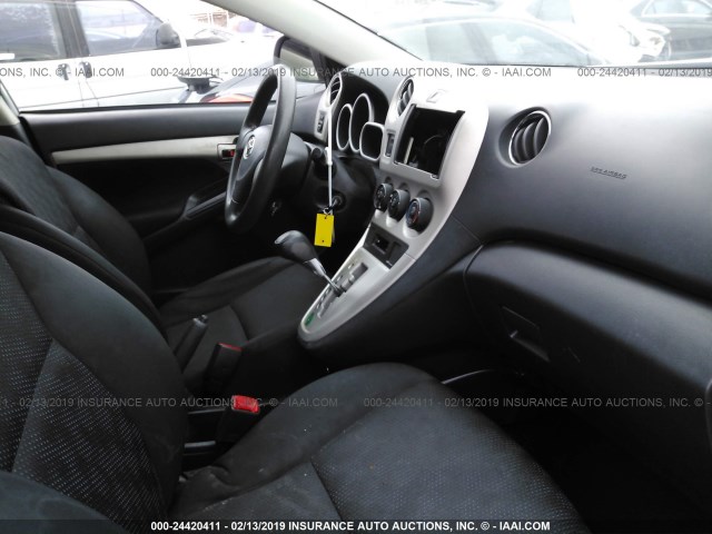 2T1KU4EE6AC406977 - 2010 TOYOTA COROLLA MATRIX  SILVER photo 5