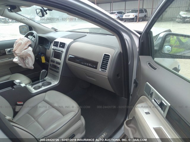 2LMDJ6JC5ABJ25635 - 2010 LINCOLN MKX SILVER photo 5