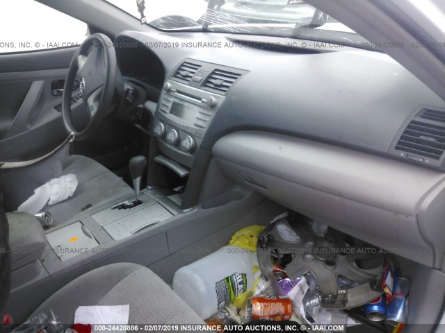 4T1BK3EK1BU611144 - 2011 TOYOTA CAMRY SE/LE/XLE WHITE photo 4