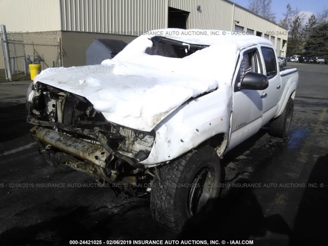 3TMMU4FN3DM053228 - 2013 TOYOTA TACOMA DOUBLE CAB LONG BED WHITE photo 2