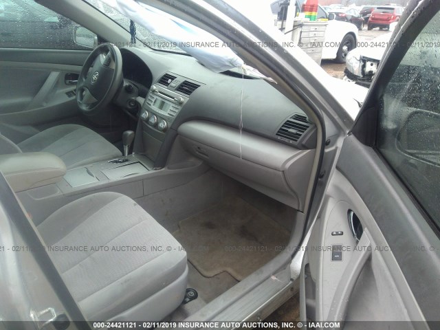 4T4BF3EKXAR014695 - 2010 TOYOTA CAMRY SE/LE/XLE GRAY photo 5