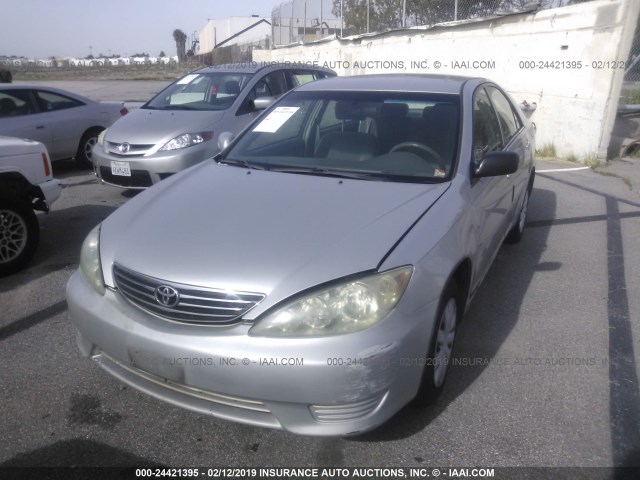 4T1BE32K85U395700 - 2005 TOYOTA CAMRY LE/XLE/SE SILVER photo 2