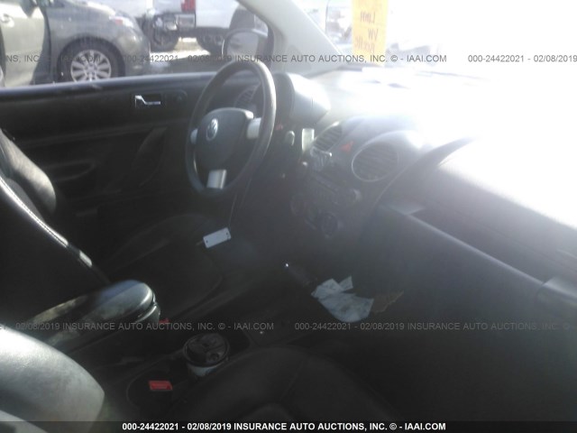 3VWPW3AGXAM035747 - 2010 VOLKSWAGEN NEW BEETLE Қара фото 5