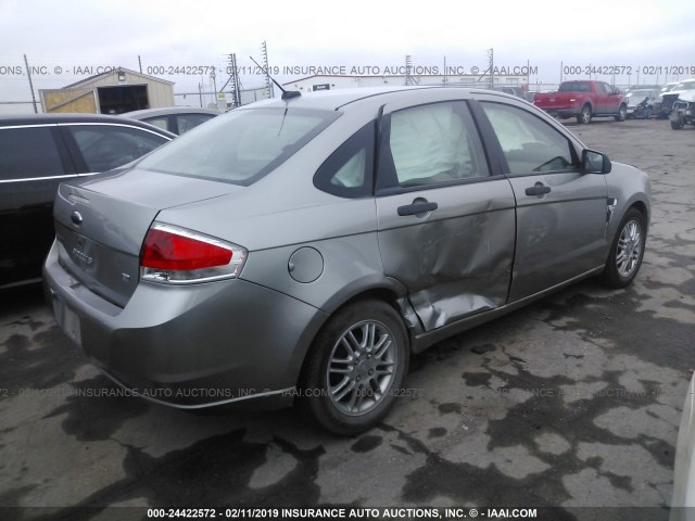 1FAHP35N58W298273 - 2008 FORD FOCUS SE/SEL/SES SILVER photo 4