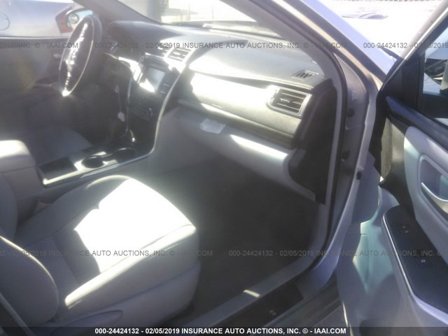 4T4BF1FK0GR526008 - 2016 TOYOTA CAMRY LE/XLE/SE/XSE 银色 照片 5