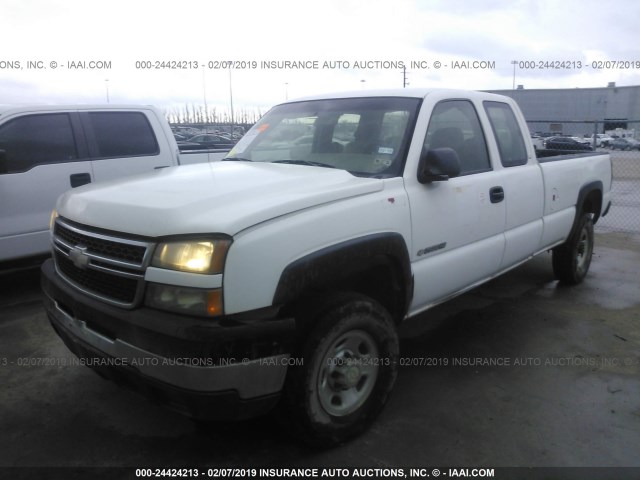 1GCHC29U96E214086 - 2006 CHEVROLET SILVERADO C2500 HEAVY DUTY WHITE photo 2