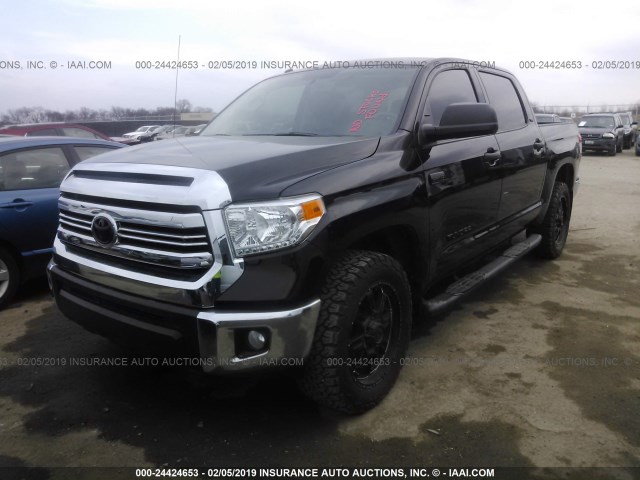 5TFEW5F12HX224228 - 2017 TOYOTA TUNDRA CREWMAX SR5 BLACK photo 2