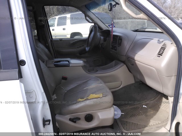 1FMRU15L2YLC01764 - 2000 FORD EXPEDITION XLT WHITE photo 5