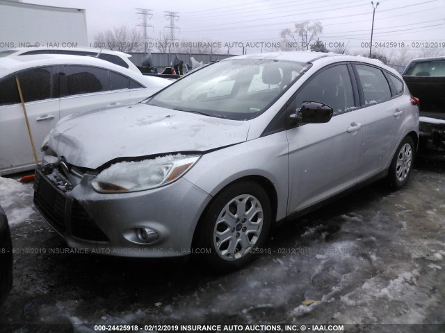 1FAHP3K29CL120919 - 2012 FORD FOCUS SE SILVER photo 2