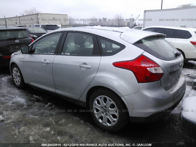 1FAHP3K29CL120919 - 2012 FORD FOCUS SE SILVER photo 3