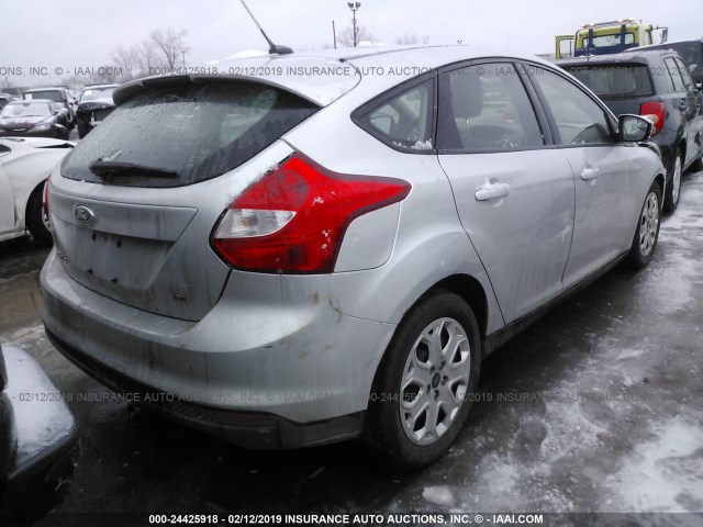 1FAHP3K29CL120919 - 2012 FORD FOCUS SE SILVER photo 4