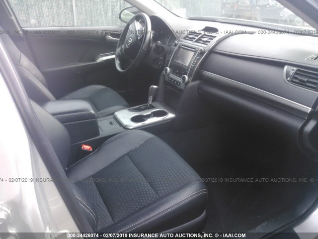 4T1BF1FKXDU284463 - 2013 TOYOTA CAMRY L/SE/LE/XLE 银色 照片 5