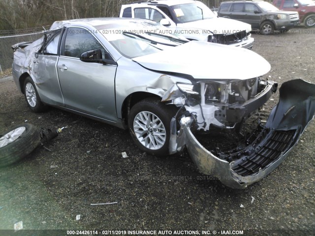4T1BF1FK8HU369940 - 2017 TOYOTA CAMRY LE/XLE/SE/XSE 银色 照片 1