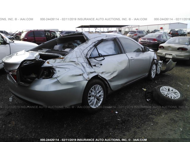4T1BF1FK8HU369940 - 2017 TOYOTA CAMRY LE/XLE/SE/XSE 银色 照片 4