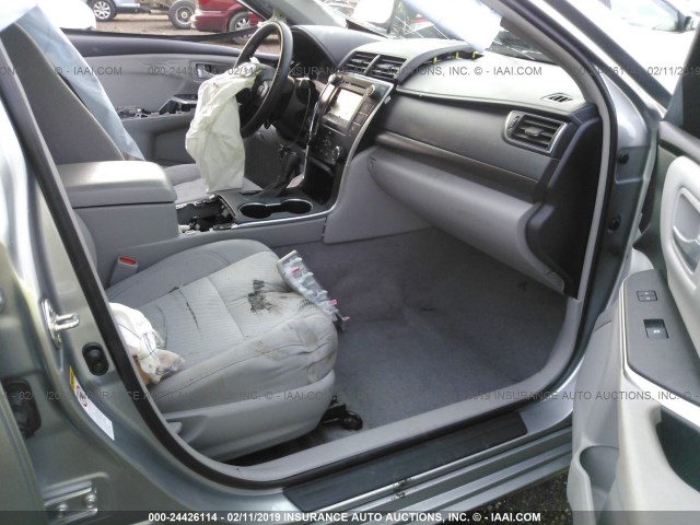 4T1BF1FK8HU369940 - 2017 TOYOTA CAMRY LE/XLE/SE/XSE 银色 照片 5
