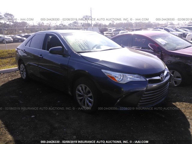 4T1BF1FK0HU739312 - 2017 TOYOTA CAMRY LE/XLE/SE/XSE მუქი ლურჯი ფოტო 1