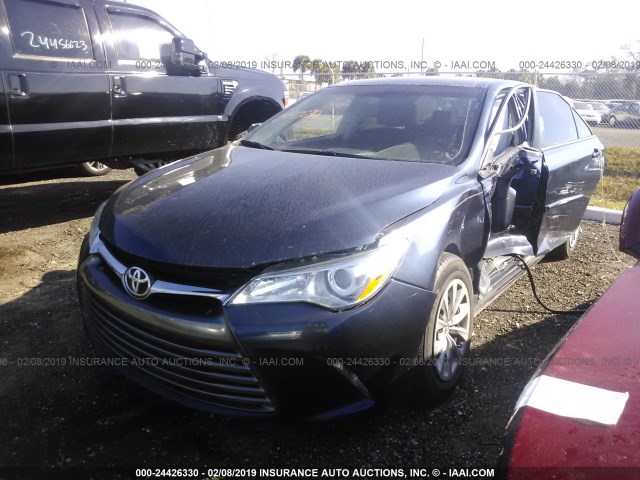 4T1BF1FK0HU739312 - 2017 TOYOTA CAMRY LE/XLE/SE/XSE მუქი ლურჯი ფოტო 2