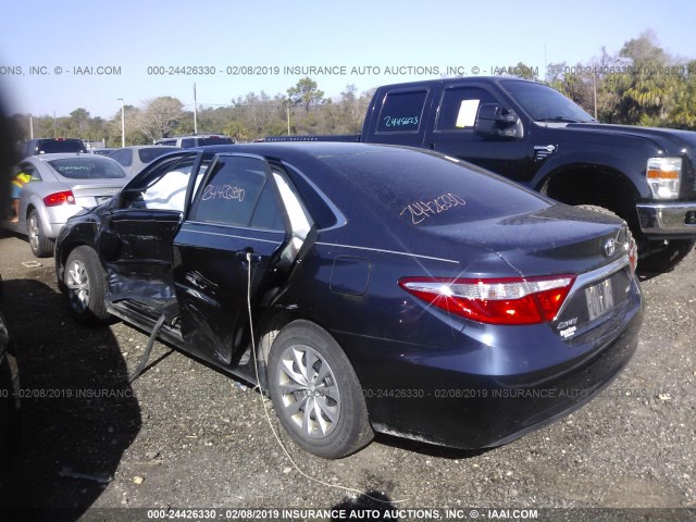 4T1BF1FK0HU739312 - 2017 TOYOTA CAMRY LE/XLE/SE/XSE მუქი ლურჯი ფოტო 3
