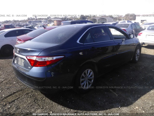 4T1BF1FK0HU739312 - 2017 TOYOTA CAMRY LE/XLE/SE/XSE მუქი ლურჯი ფოტო 4