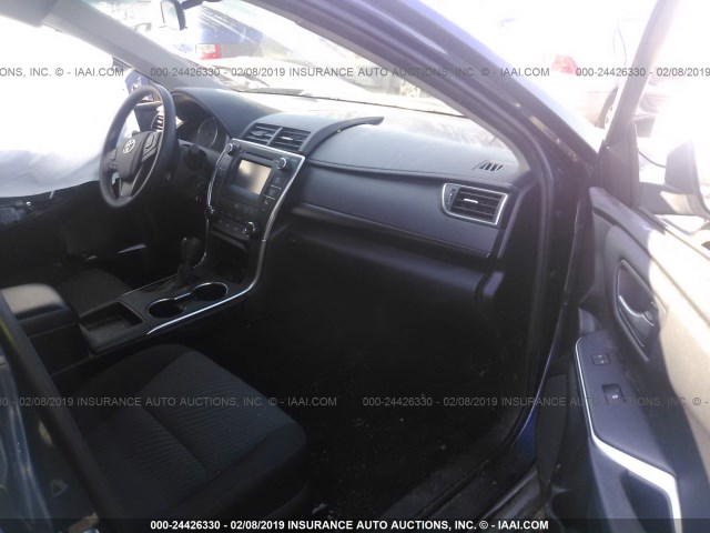 4T1BF1FK0HU739312 - 2017 TOYOTA CAMRY LE/XLE/SE/XSE მუქი ლურჯი ფოტო 5