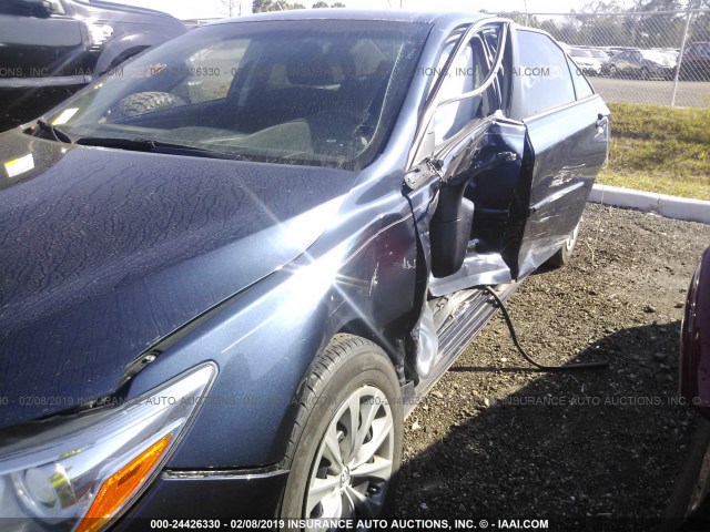 4T1BF1FK0HU739312 - 2017 TOYOTA CAMRY LE/XLE/SE/XSE მუქი ლურჯი ფოტო 6