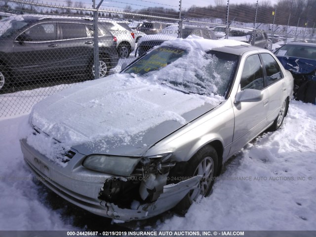 4T1BF28KX1U118572 - 2001 TOYOTA CAMRY LE/XLE SILVER photo 2