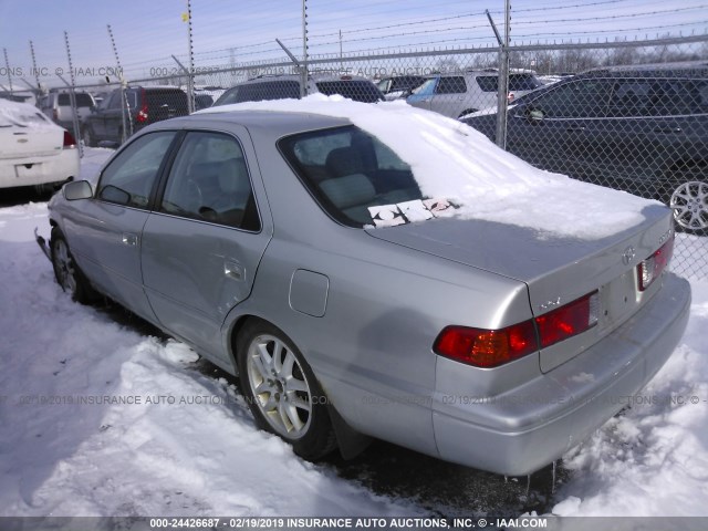 4T1BF28KX1U118572 - 2001 TOYOTA CAMRY LE/XLE SILVER photo 3