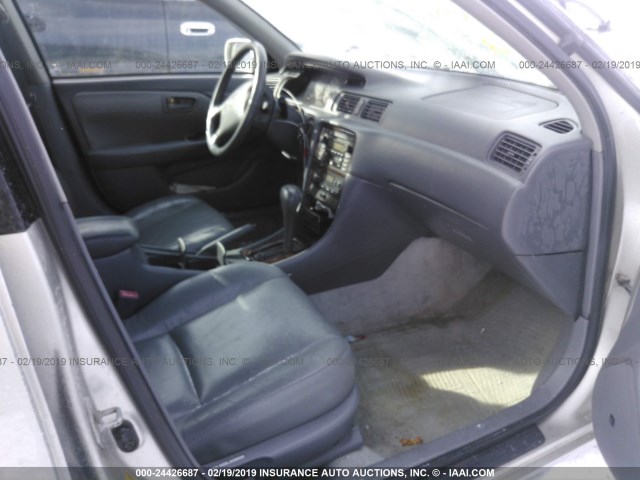 4T1BF28KX1U118572 - 2001 TOYOTA CAMRY LE/XLE SILVER photo 5