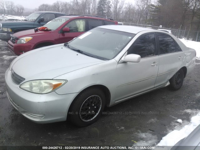 4T1BE32K72U009702 - 2002 TOYOTA CAMRY LE/XLE/SE SILVER photo 2