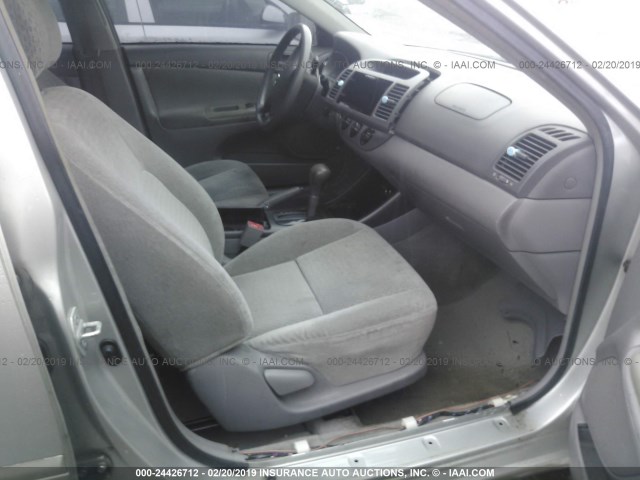 4T1BE32K72U009702 - 2002 TOYOTA CAMRY LE/XLE/SE SILVER photo 5