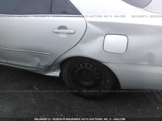 4T1BE32K72U009702 - 2002 TOYOTA CAMRY LE/XLE/SE SILVER photo 6