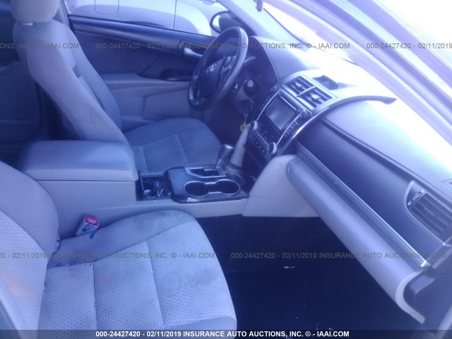4T4BF1FK6ER362695 - 2014 TOYOTA CAMRY L/SE/LE/XLE 灰色 照片 5