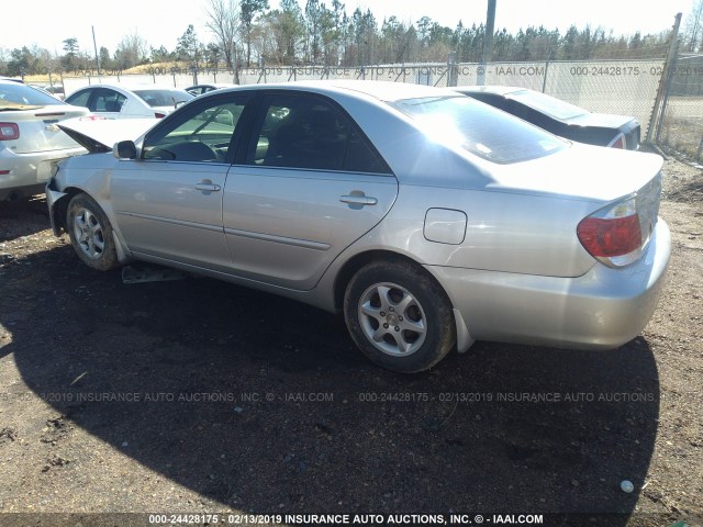 4T1BE32K15U969604 - 2005 TOYOTA CAMRY LE/XLE/SE SILVER photo 3
