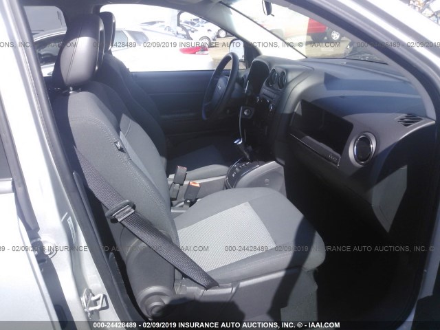 1J4FF47B99D138238 - 2009 JEEP COMPASS SPORT SILVER photo 5