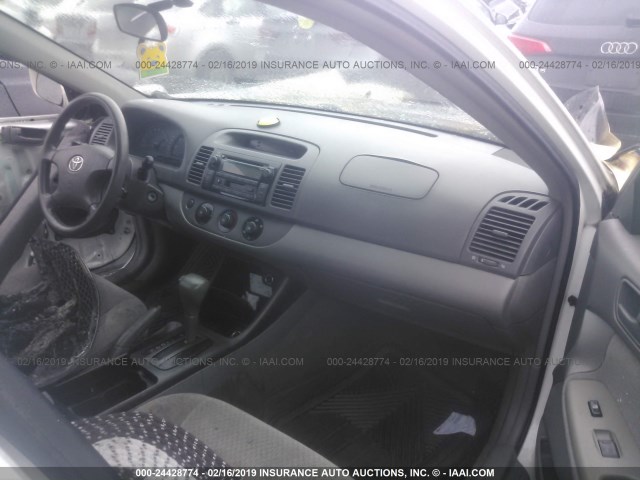 4T1BE32K33U202768 - 2003 TOYOTA CAMRY LE/XLE/SE WHITE photo 5
