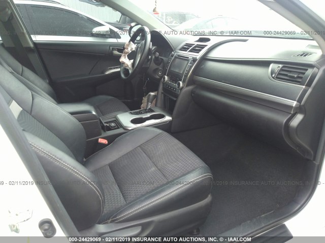 4T1BF1FK4EU417848 - 2014 TOYOTA CAMRY L/SE/LE/XLE 白色 照片 5