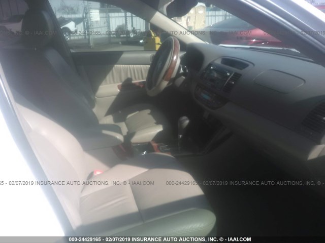 4T1BF32K05U085277 - 2005 TOYOTA CAMRY LE/XLE/SE WHITE photo 5