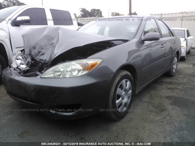 JTDBE32K630240085 - 2003 TOYOTA CAMRY LE/XLE GRAY photo 2