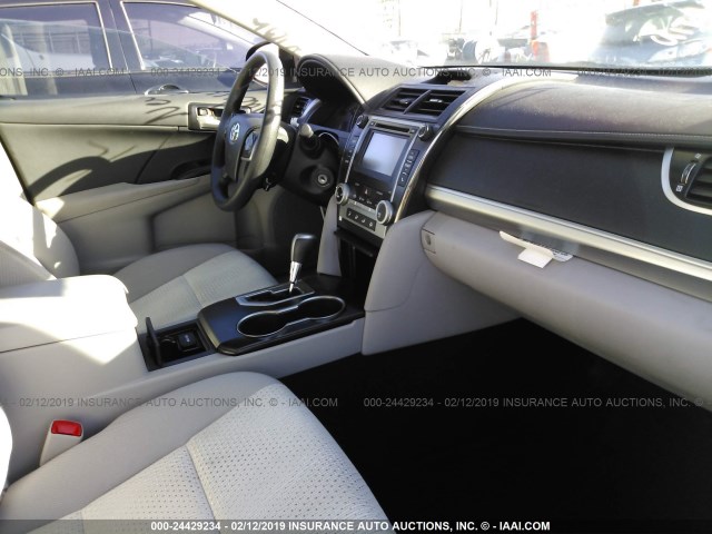 4T4BF1FK8ER433847 - 2014 TOYOTA CAMRY L/SE/LE/XLE 灰色 照片 5