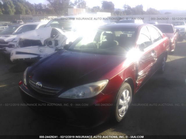 JTDBE32K320039369 - 2002 TOYOTA CAMRY LE/XLE/SE RED photo 2