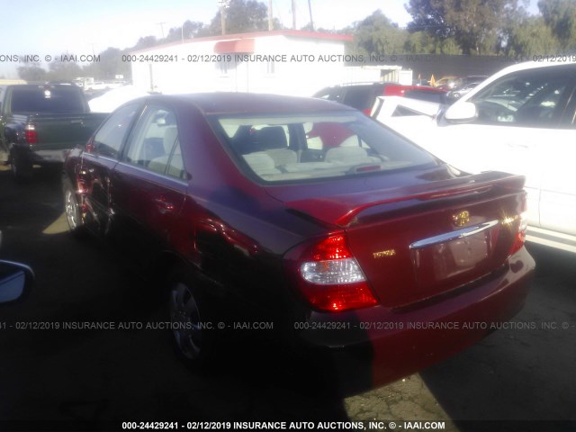 JTDBE32K320039369 - 2002 TOYOTA CAMRY LE/XLE/SE RED photo 3