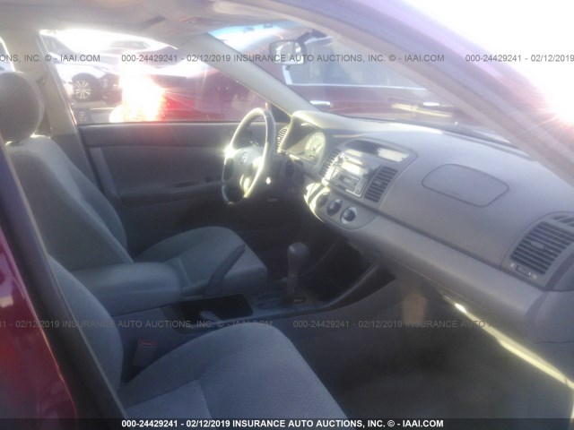 JTDBE32K320039369 - 2002 TOYOTA CAMRY LE/XLE/SE RED photo 5