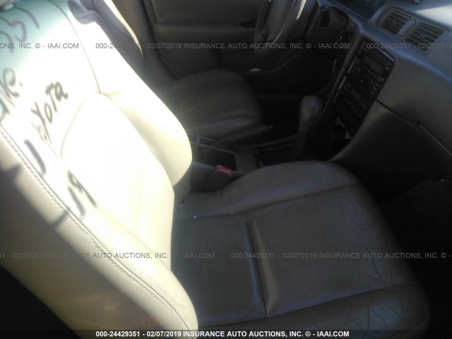 4T1BF28K71U960110 - 2001 TOYOTA CAMRY LE/XLE WHITE photo 5