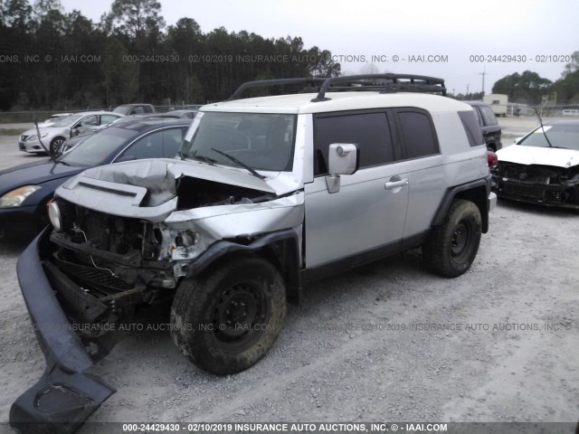 JTEZU11F970014375 - 2007 TOYOTA FJ CRUISER SILVER photo 2